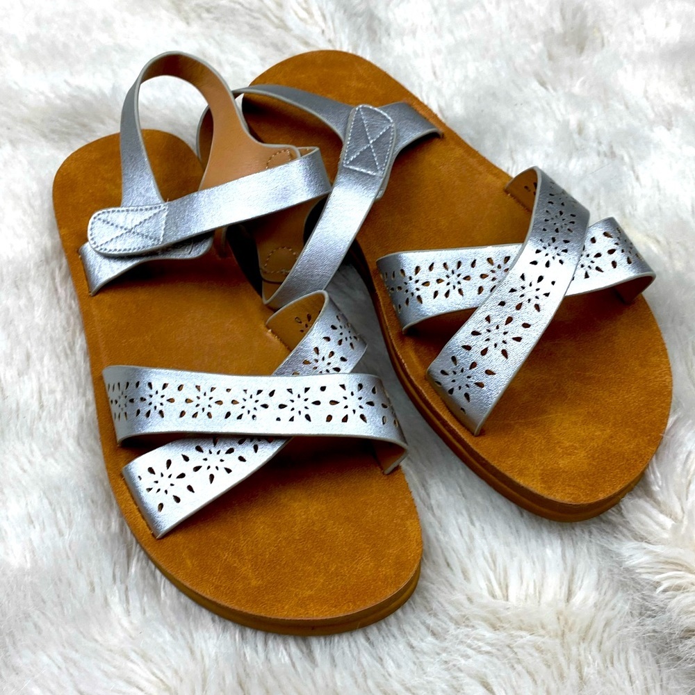 NEW WANTED girls silver sandals perforated size 4 easy closure